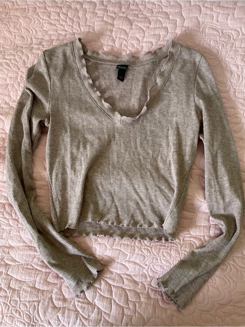 Ribbed V-Neck Long Sleeve Top in Light Gray/Pink